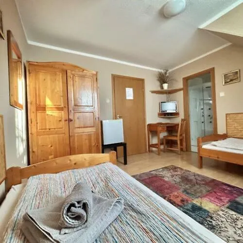 Romantik Panzio Bed & Breakfast Bük